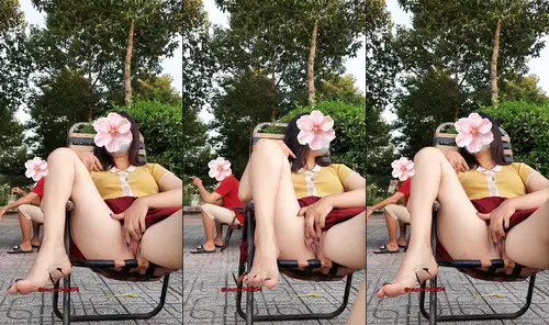 Ngồi uống nước vỉa hè em chơi bạo không mặc quần lót kéo váy móc bướm cạnh người lạ